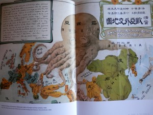 Et af mange kendte eksempler på satiriske "diplomatiske" verdenskort, hvor blækspruttemetaforen indgår (Kisaburo Ohara, A Humorous Diplomatic Atlas of Europe and Asia, 1904).
